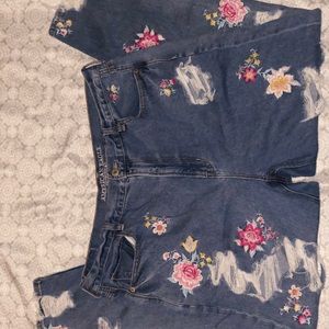 EMBROIDERED AND DISTRESSED AMERICAN EAGLE JEANS